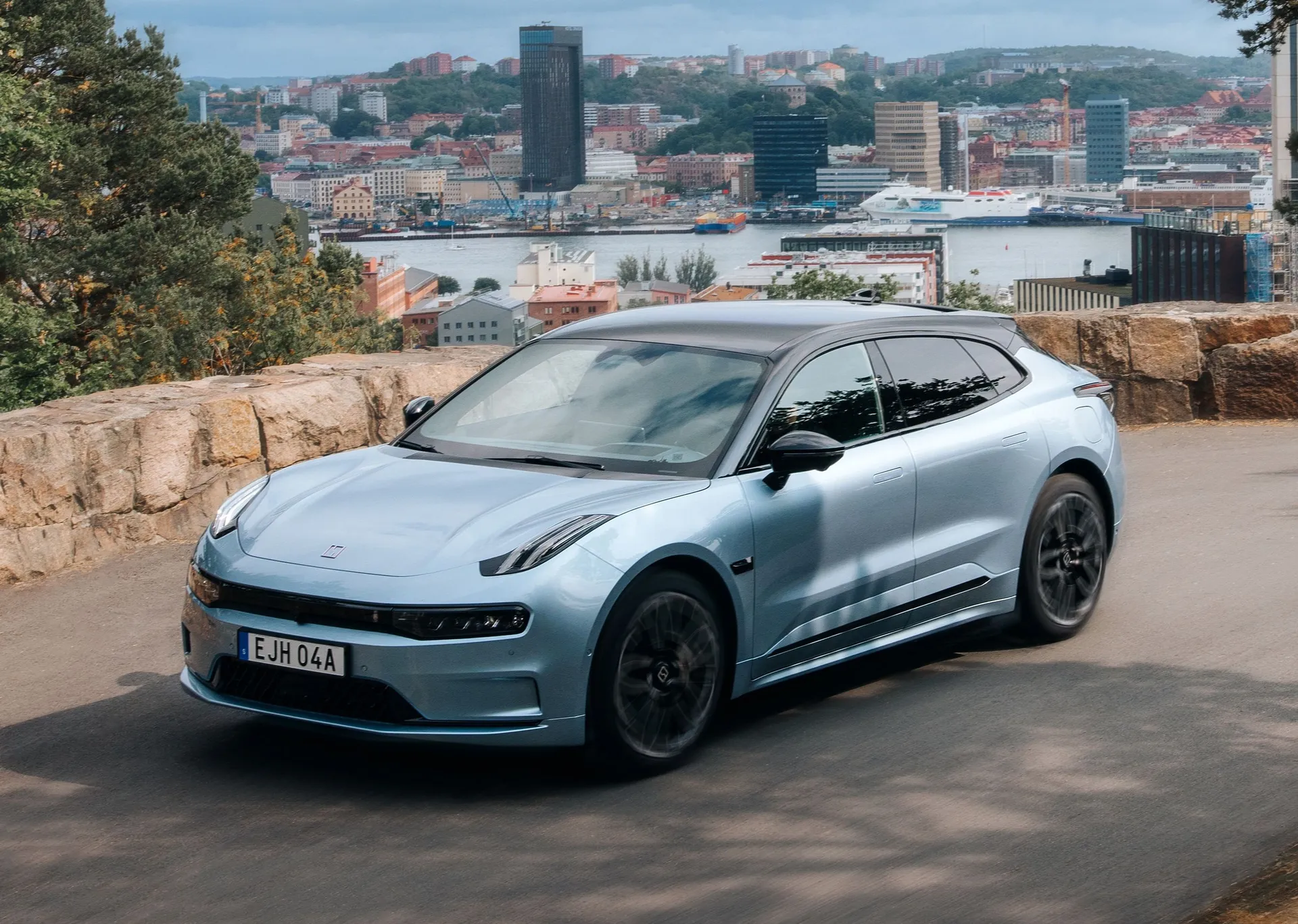 Model van een automerk in de hero van de website